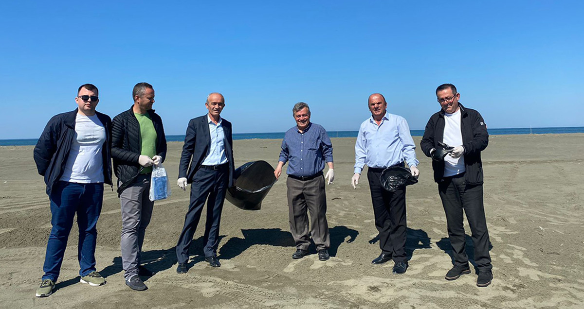 Aksioni “Shqipëria e Pastër”/ DRIKMT Lezhë largon mbetjet nga plazhi i Tales